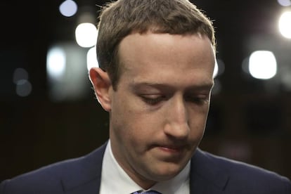 Zuckerberg dijo arrepentirse de haber sido "lento" en identificar injerencias a través de la red social en 2016 y aseguró que ahora esa será una de sus máximas prioridades. Anunció, además, que unas 20.000 personas trabajarán este año en la seguridad y en la revisión de contenidos en Facebook.