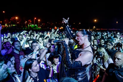 Mala Rodríguez rapeando entre el público, anoche en el festival Tomavistas, en la Caja Mágica de Madrid.