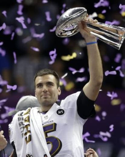 Joe Flacco, con el trofeo.