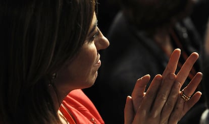 Carme Chacón aplaude tras darse a conocer la victoria de Rubalcaba.