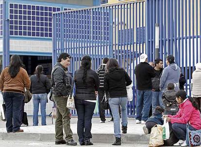 Familiares de inmigrantes detenidos por su situacin irregular, en el CIE de Aluche.