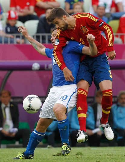 Piqué y Chiellini luchan por un balón durante el encuentro entre España e Italia (1-1), en el estreno de la selección española en la Eurocopa 2012, en el estadio Arena Gdansk de Polonia.