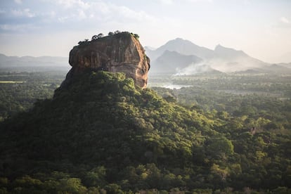 Sigiriya, gigantesca peña de paredes verticales donde el rey parricida Kasyana construyó en el siglo V su inexpugnable ciudadela cortesana.