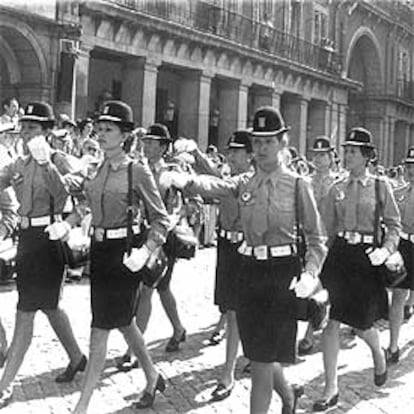 Un desfile de la Polica Municipal en la Plaza Mayor de Madrid en junio de 1976.