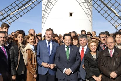 Mariano Rajoy y María Dolores Cospedal, entre otros, en los molinos de Campo de Criptana, Ciudad Real, este jueves.