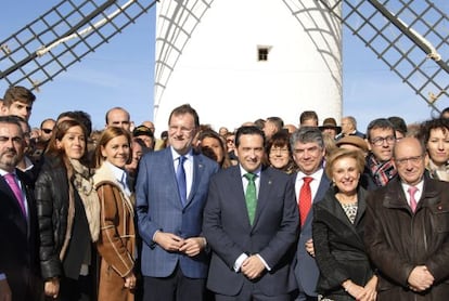 Mariano Rajoy y María Dolores Cospedal, entre otros, en los molinos de Campo de Criptana, Ciudad Real, a finales del mes pasado.