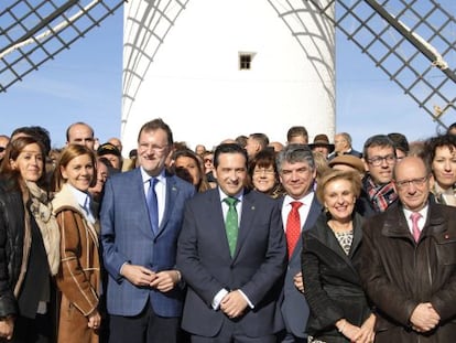 Mariano Rajoy y María Dolores Cospedal, entre otros, en los molinos de Campo de Criptana, Ciudad Real, a finales del mes pasado.