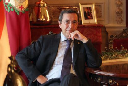 El diputado general vizcaíno, José Luis Bilbao, tras la entrevista, en uno de los despachos del Palacio Foral en Bilbao.