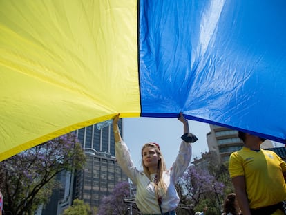 Una mujer ucrania protesta contra la invasión rusa de Ucrania, en Ciudad de México (México), este lunes.