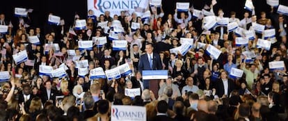 Mitt Romney habla ante sus seguidores.