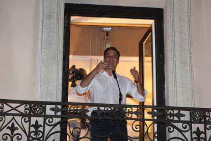 El nuevo Secretario General del PSOE Pedro Sánchez interviene desde el balcón de la sede del partido.
