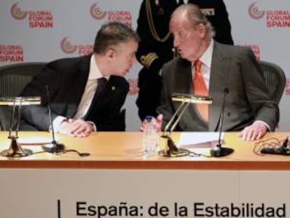 Don Juan Carlos conversa con el lehendakari, Iñigo Urkullu,iz., durante el acto inaugral del Foro Económico Global de Bilbao que cuenta con la presencia, entre otros, de la directora del Fondo Monetario Internacional (FMI), Christine Lagarde; el lehendakari, Ïñigo Urkullu; varios comisarios europeos y el presidente del Eurogrupo, Jeroen Dijsselbloem, y que será clausurado por el jefe del Gobierno, Mariano Rajoy.