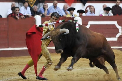 José Tomás da un pase a su toro en la Feria de León.