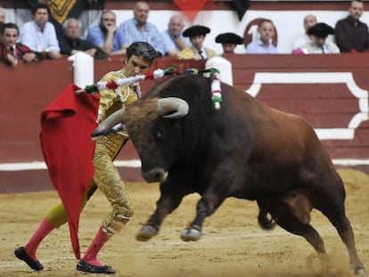 Jos&eacute; Tom&aacute;s da un pase a su toro en la Feria de Le&oacute;n.