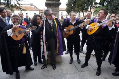 José Emilio Pacheco, acompañado por Consuelo Sáizar, presidenta del Consejo Nacional para la Cultura de México, rodeado por la tuna.