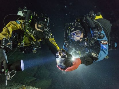 Os mergulhadores Alberto Nava e Susan Bird com o crânio de uma menina de 12.000 anos, descoberto em uma gruta alagada do Yucatán.