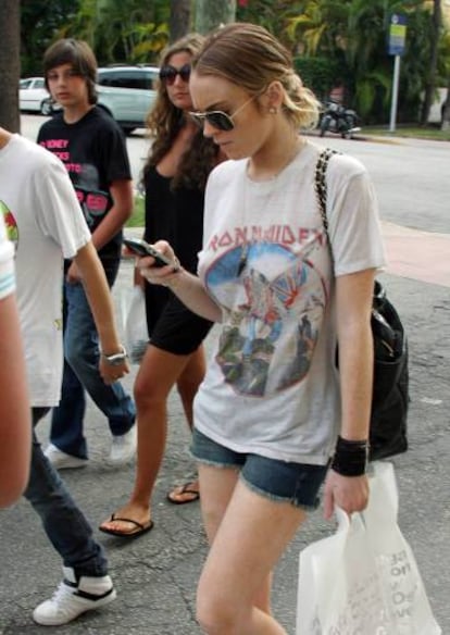 Lindsay Lohan con una camiseta de Iron Maiden.