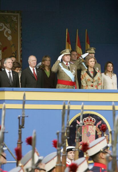 Por vez primera, el Rey no ha sido el único jefe de Estado en el desfile de la Fiesta Nacional. Han estado también los de Chile, Ricardo Lagos, y de Honduras, Ricardo Maduro. Figuraban también ministros de Paraguay, El Salvador, República Dominicana, Bolivia o Andorra.