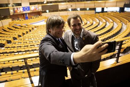 El expresidente catalán, Carles Puigdemont, a la izquierda, y su exconsejero Antoni Comin se hacen un selfi en el Parlamento Europeo, el viernes 20 de diciembre.
