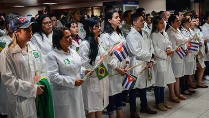 Médicos cubanos llegan al aeropuerto de La Habana tras su regreso de Brasil.