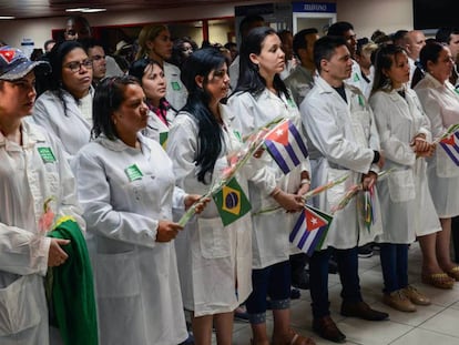 Médicos cubanos chegam ao aeroporto de Havana, vindos do Brasil.