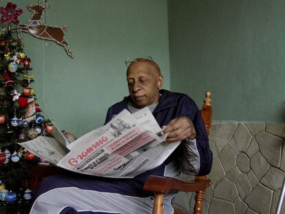 El disidente Guillermo Fariñas lee el <i>Gramma</i>, órgano del Partido Comunista cubano, ayer en su casa, en Santa Clara.
