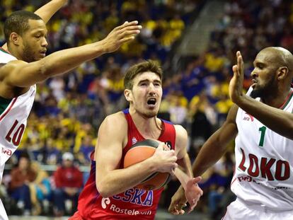 De Colo entra a canasta ante Singleton y Randolph.