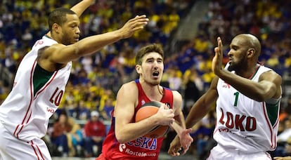 De Colo entra a canasta ante Singleton y Randolph.