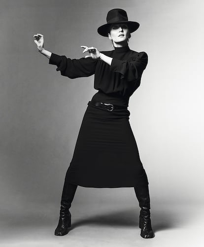 Irina lleva vestido de SPORTMAX, joyas de ALEXANDER MCQUEEN, cinturón de MANGO, botas de MAISON MARGIELA y sombrero de WORTH & W.