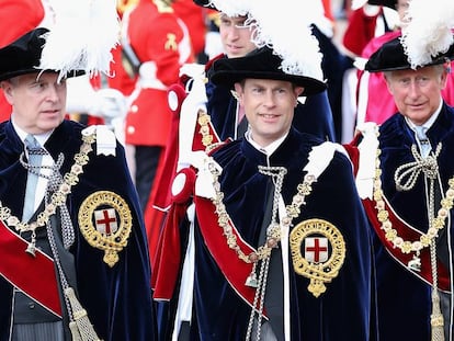 Los príncipes Andrés, Eduardo y Carlos de Inglaterra, en un desfile de la Orden de la Jarretera , en junio de 2015.
