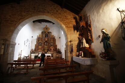 Interior de la iglesia de Cerezal de Aliste, con el retablo recién restaurado.