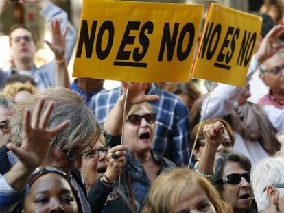 Simpatizantes del PSOE en Ferraz durante la celebraci&oacute;n del Comit&eacute; Federal.