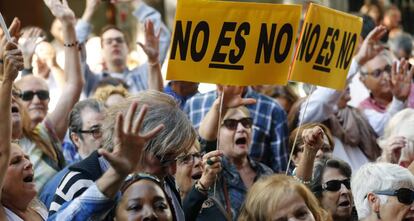 Simpatizantes del PSOE en Ferraz durante la celebración del Comité Federal.