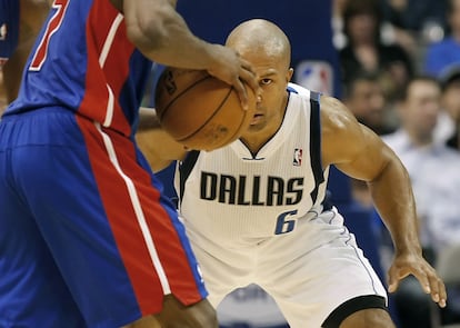 Derek Fisher, fichaje reciente de Dallas, defiende a Brandon Knight, de los Pistons.