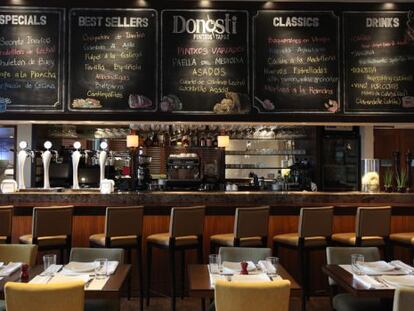 Barra del restaurante español Donosti, en Fort Bonifacio, Manila (Filipinas).