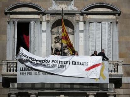 La Junta lleva al presidente catalán a la Fiscalía y ordena a los Mossos retirar los símbolos