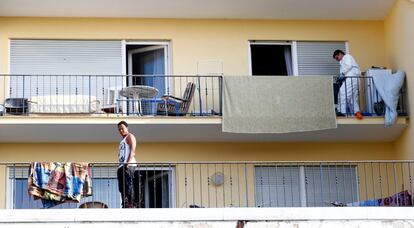 Un investigador de la policía en un hogar para refugiados en Ansbach (Alemania).