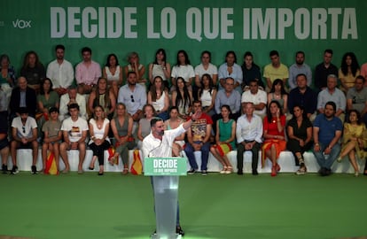 El líder de Vox, Santiago Abascal, pronuncia un discurso durante un mitin electoral, este sábado, en Madrid.