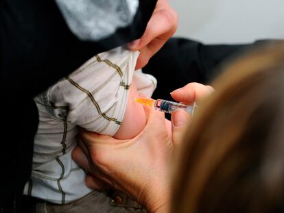 Un niño es vacunado con la triple vírica en un centro sanitario de Lyon (Francia).
