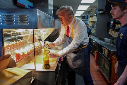 El candidato presidencial republicano, Donald Trump, trabaja detrás del mostrador durante una visita a McDonalds en Feasterville-Trevose, Pensilvania, el 20 de octubre de 2024.