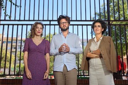 Helena Galán, Diego Hidalgo e Isabel Parada, miembros del movimiento por una Escuela Off, que pide la retirada de las tabletas de los colegios, en el acceso a un colegio público de Madrid.