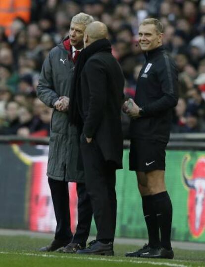 Guardiola y Wenger dialogan tras un encontronazo verbal después del primer gol del City.