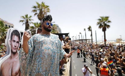 Una de las carrozas del desfile del orgullo gay junto a la playa de Tel AviV.