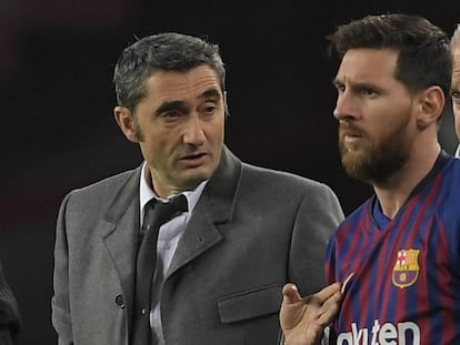Valverde da instrucciones a Messi antes de un partido europeo.