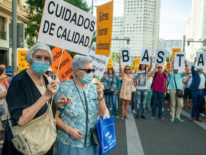 Manifestantes protestan contra las condiciones en las residencias de mayores en Madrid.