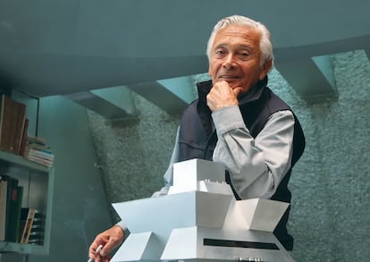 El arquitecto Agustín Hernández con la maqueta de su casa de Ciudad de México. 