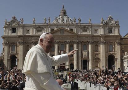 El Papa Francisco deja la Plaza de San Pedro después de la misa de este domingo en el Vaticano