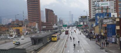 Día dominical de ciclovía por la calle 26 en Bogotá.