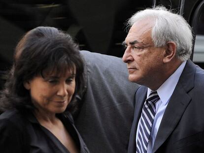 El exdirector gerente del Fondo Monetario Internacional, el francés Dominique Strauss-Kahn, acompañado de su esposa, Anne Sinclair, a su llegada al tribunal de Manhattan.