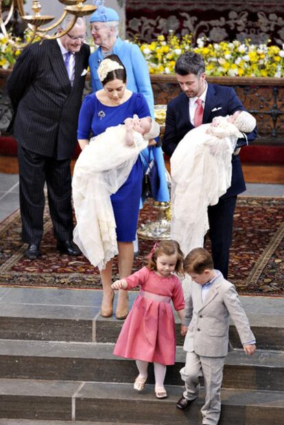 Federico de Dinamarca y Mary, con sus cuatro hijos.